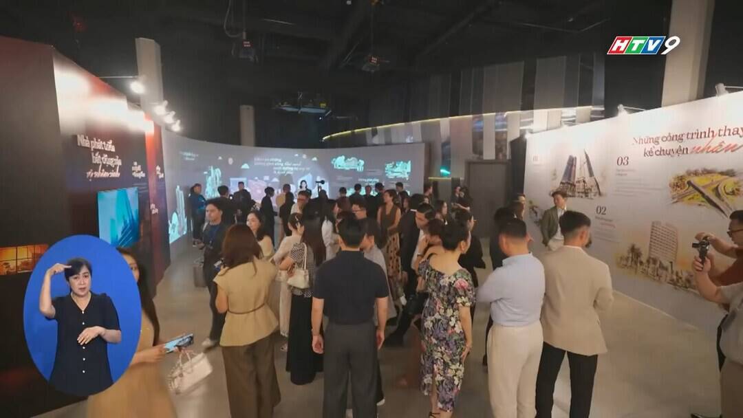 Khách mời tham quan triển lãm nghệ thuật của Văn Phú