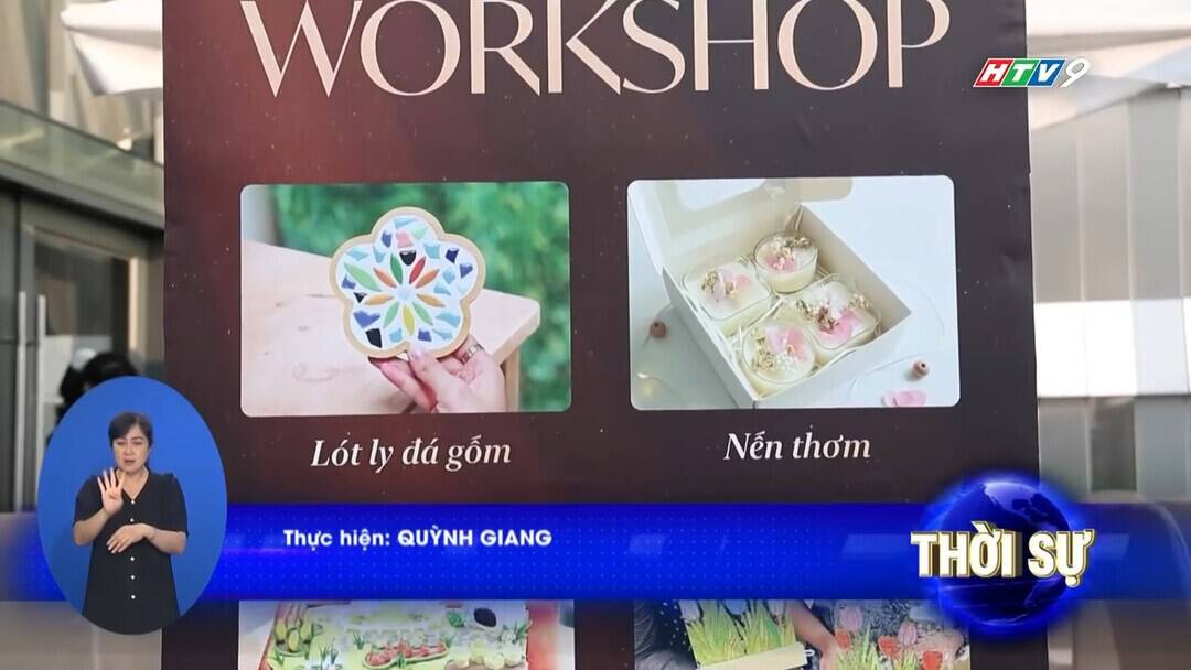 Khách tham dự trải nghiệm workshop thủ công tại triển lãm Muôn Vị Nhân Sinh