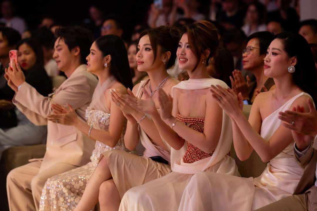 Dàn sao Việt và khách mời rạng rỡ tại thảm đỏ triển lãm Muôn Vị Nhân Sinh