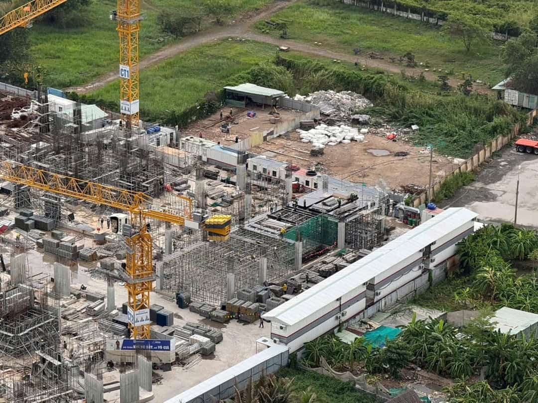 Công nhân đang tiến hành lắp đặt hệ thống cốp pha ván khuôn và giàn giáo chống thép chịu lực