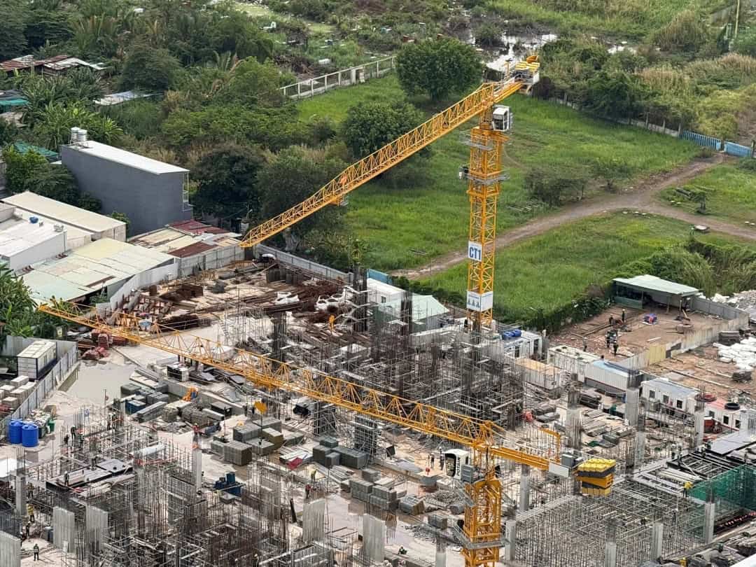 Không khí thi công khẩn trương và nhịp độ làm việc của các nhân công tại công trường Vlasta Premier ngày 20 tháng 5