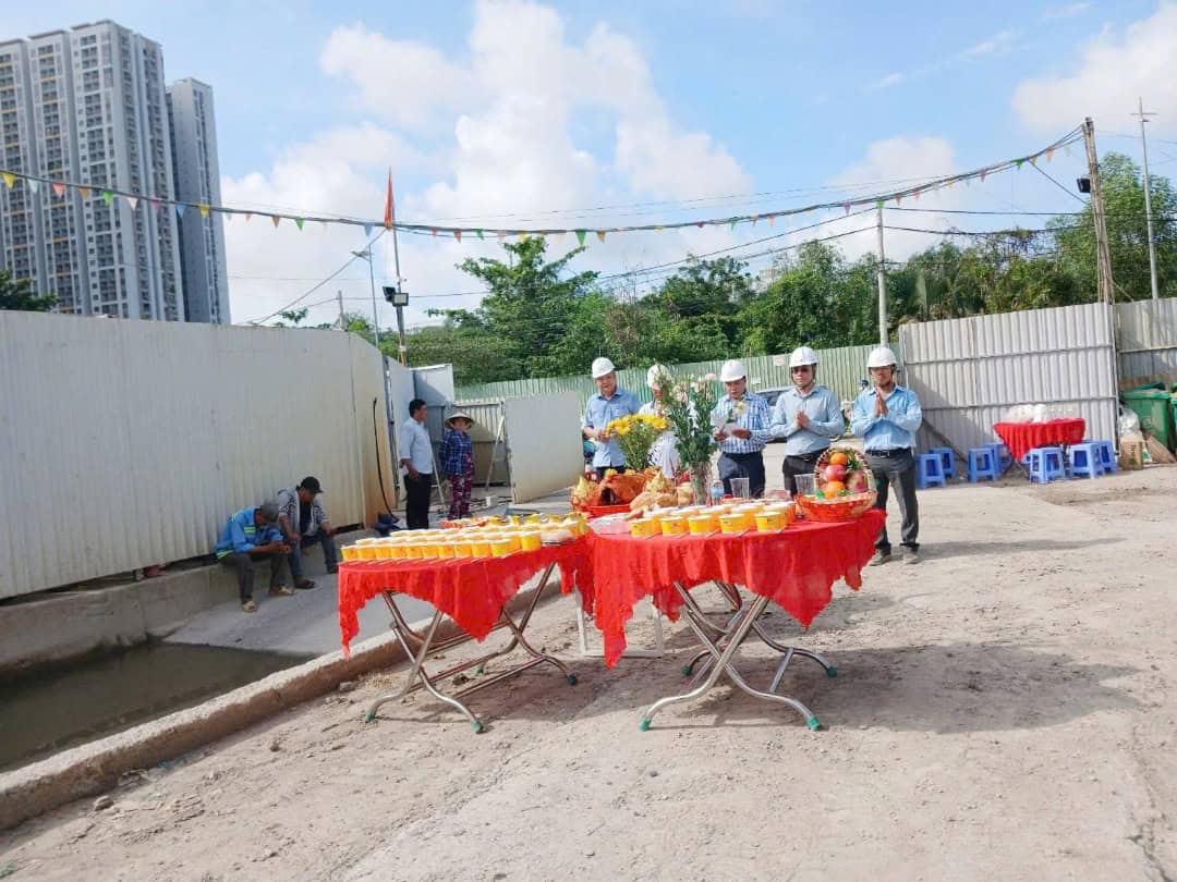 Máy móc thiết bị tập kết tại công trường Vlasta Premier Phú Thuận