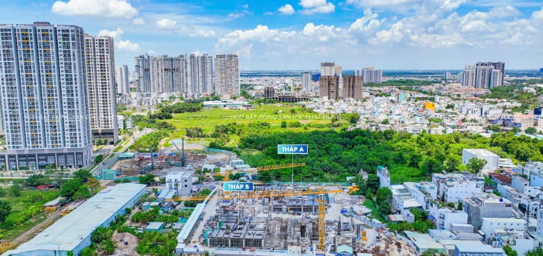 Công nhân đang triển khai thép sàn tại dự án Vlasta Premier