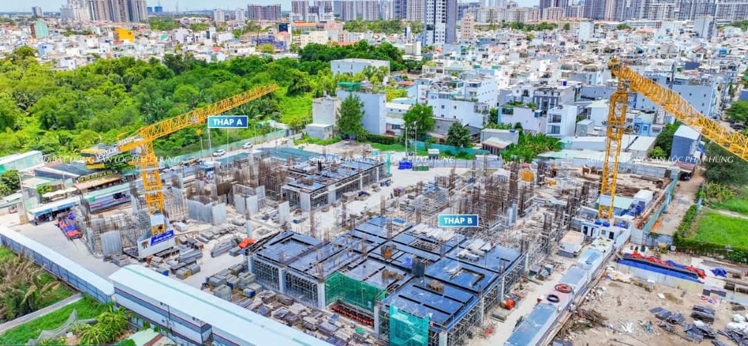 Máy móc hạng nặng đang thi công tại Vlasta Premier Phú Thuận