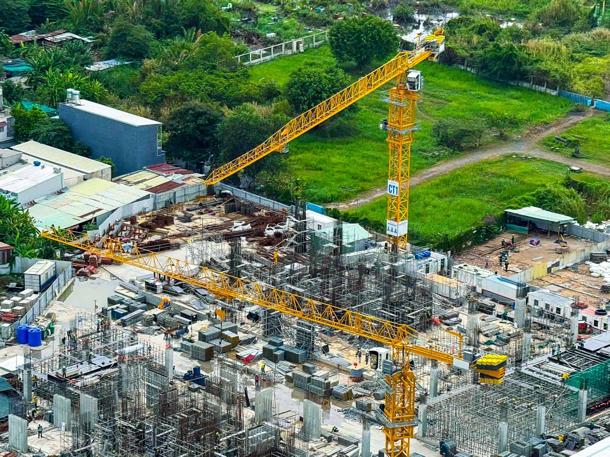 Toàn cảnh các tháp cẩu đang thi công phần cột dầm tháp căn hộ Vlasta Premier Quận 7