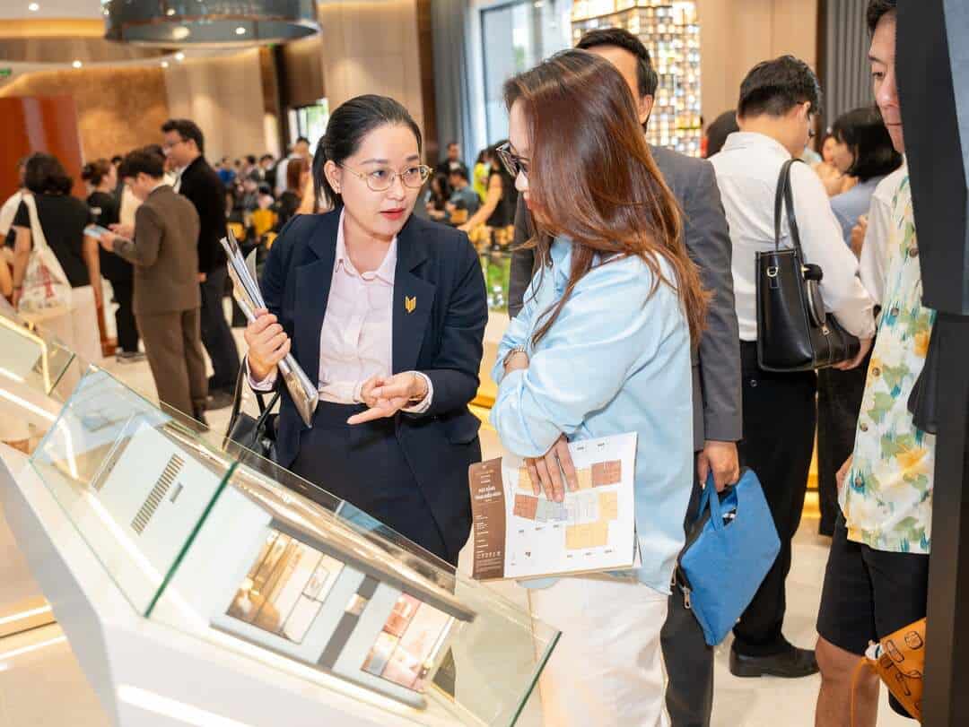 Chuyên viên tư vấn sa bàn dự án Vlasta Premier Phú Thuận cho khách hàng
