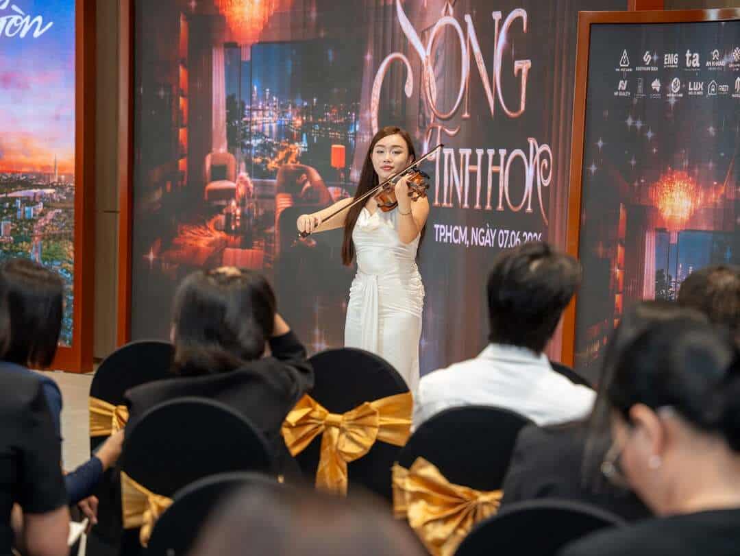 Khách hàng trải nghiệm không gian sang trọng tại sự kiện Vlasta Premier