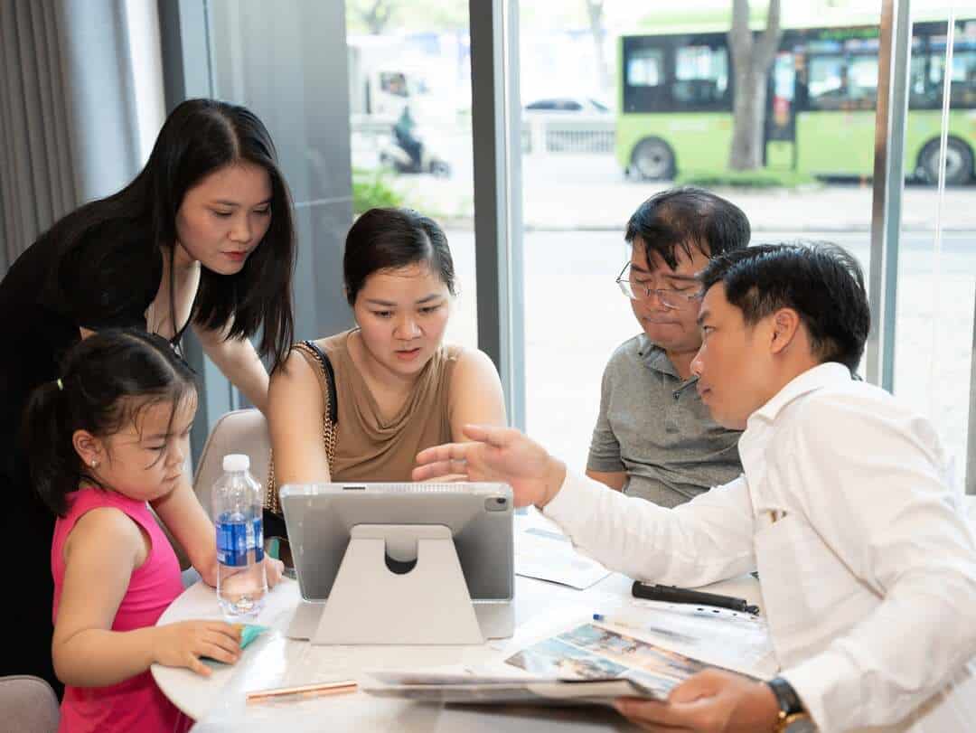 Khách hàng trải nghiệm thực tế vật liệu bàn giao tại nhà mẫu Vlasta Premier