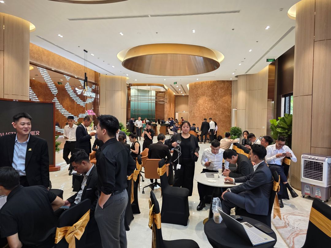 Đông đảo khách hàng tham gia check-in tại sự kiện mở bán Vlasta Premier
