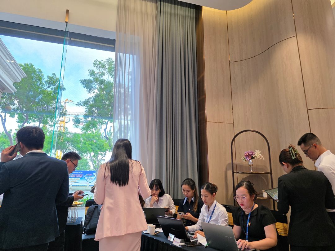 Chuyên viên tư vấn hỗ trợ khách hàng chọn căn hộ Vlasta Premier