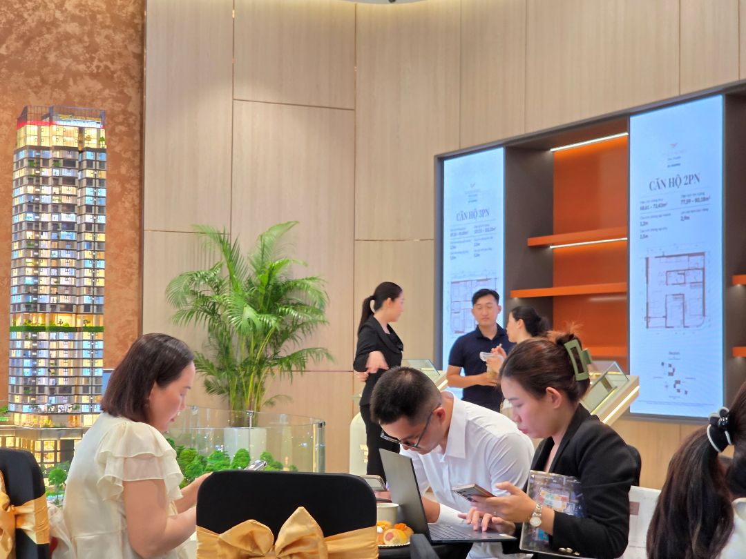 Nhân sự hậu cần xử lý hồ sơ thủ tục cho khách hàng ráp căn