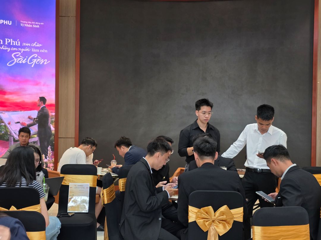 Khách hàng tham quan sa bàn kiến trúc dự án Vlasta Premier