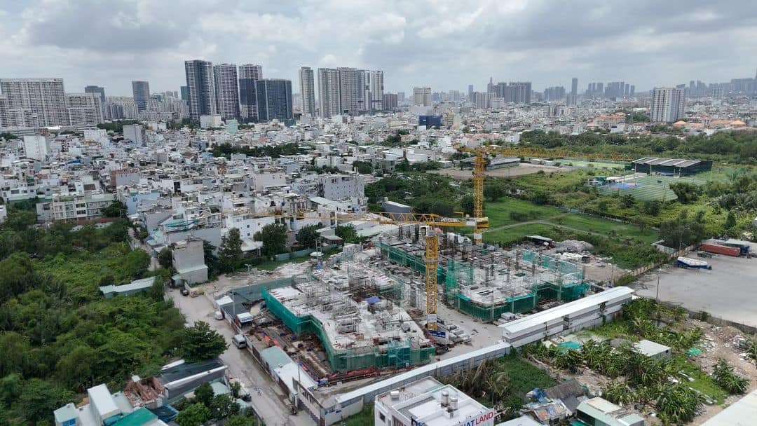 Lắp dựng kết cấu thép và lưới bao che an toàn tại Vlasta Premier