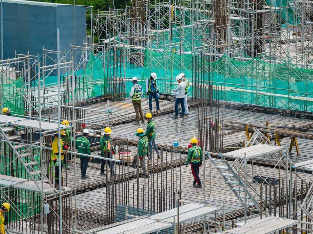 Công nhân đang tích cực đan thép trên tầng khối đế Vlasta Premier