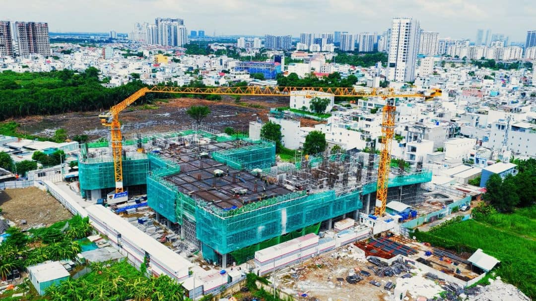 Hoạt động thi công thực tế tại công trường Vlasta Premier tháng 8/2026